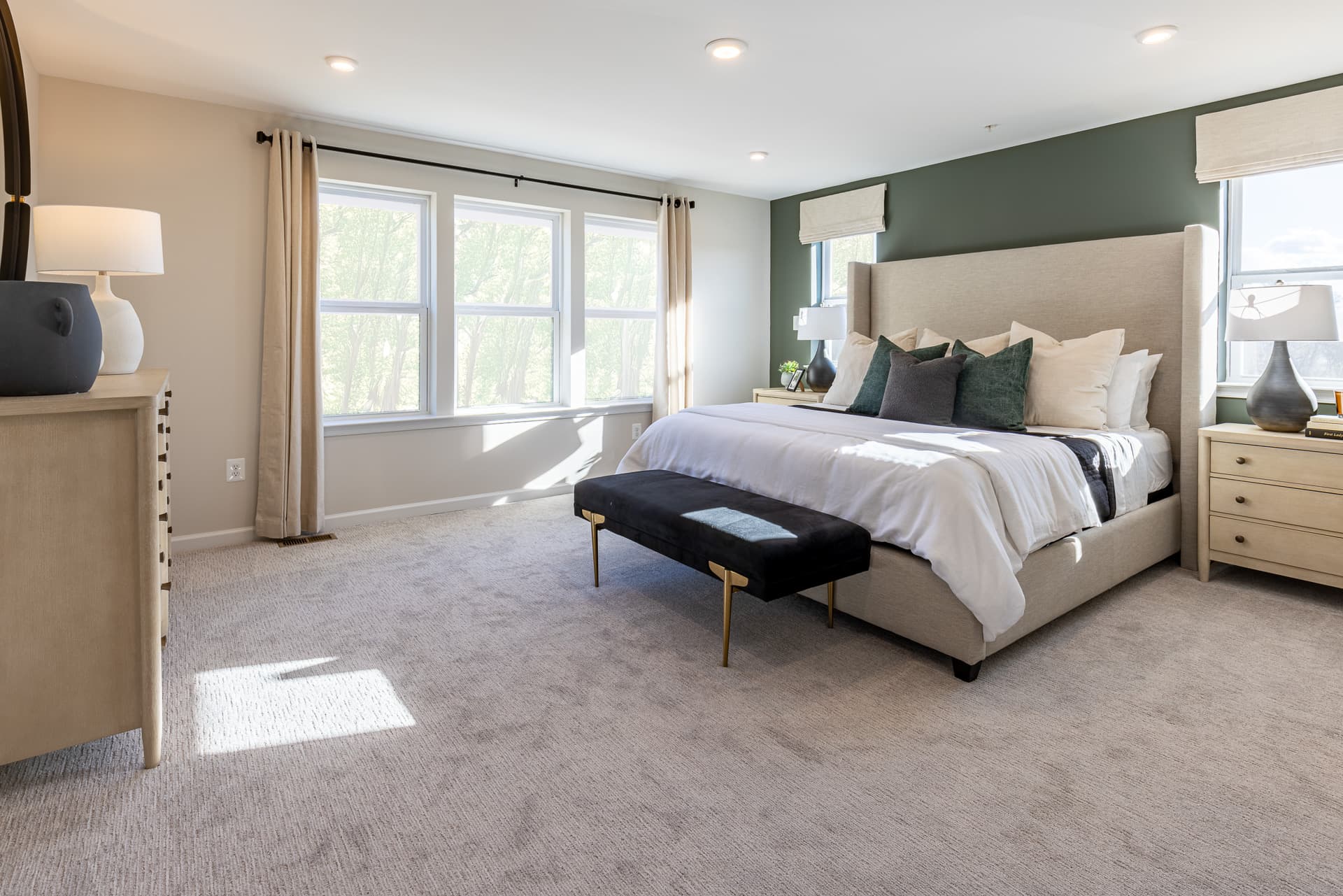 primary suite with carpet and a king sized bed